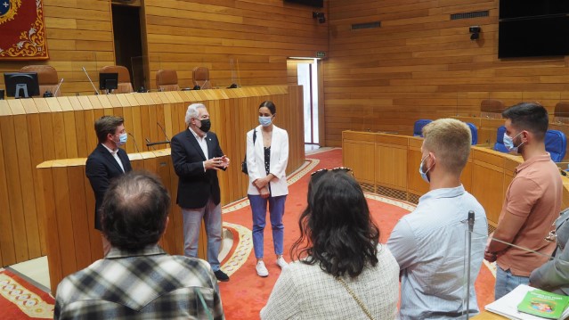 Mozos portugueses visitan o Parlamento de Galicia coincidindo coa celebración do Día de Europa